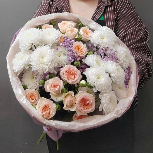 Букет "Сиреневая нежность" из хризантем, кустовых роз и гипсофилы