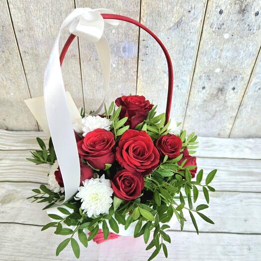 Корзинка из красных роз и хризантем