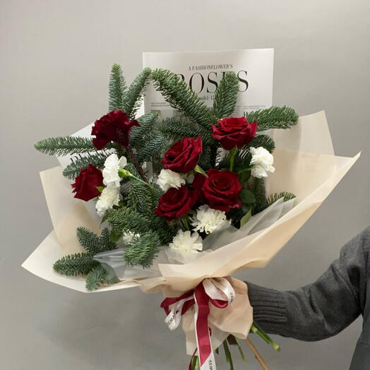 Букет красных роз, белых диантусов и нобилиса