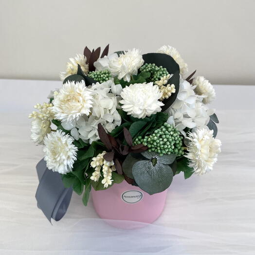 Простоит 1 год! Букет из живых стабилизированных цветов с цветочками гелихризума