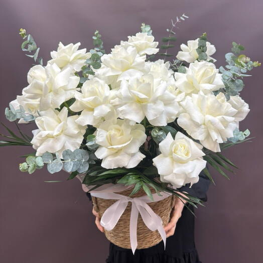 Роскошные французские розы в кашпо