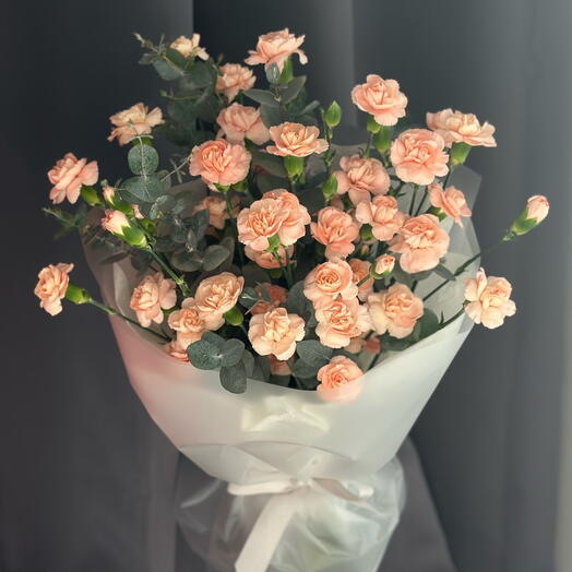 Букет кустовых стойких диантусов с эвкалиптом