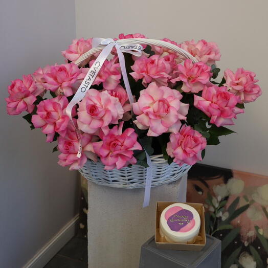 Корзина с французскими розами L + бенто в подарок
