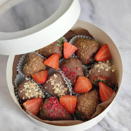 Клубника в шоколаде в круглой коробке, набор клубники в шоколаде