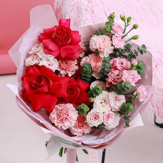 Авторский букет из малиновых роз и эвкалипта