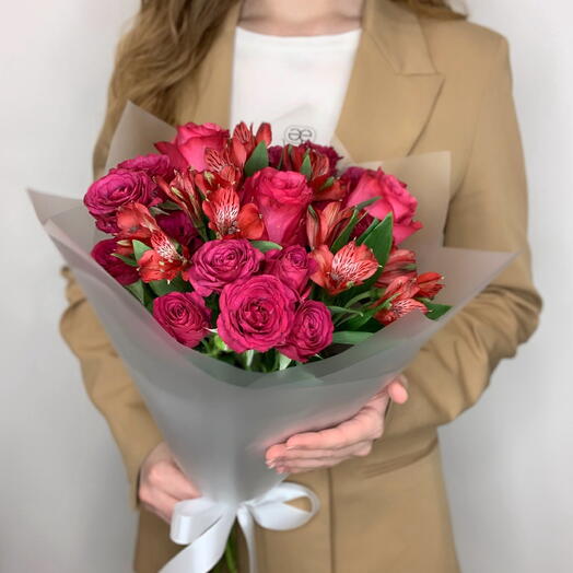 Триобукет из роз "Лола", кустовых роз "Шайенн" и красных альстромерий