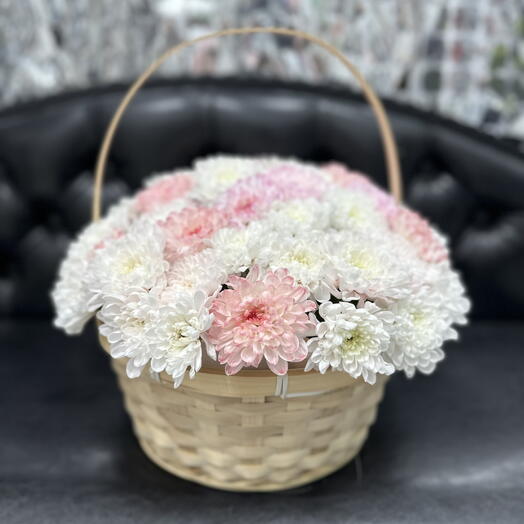 Корзина с разноцветной хризантемой