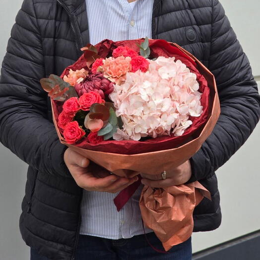 Букет кораллово-розовый с гортензией и хризантемой