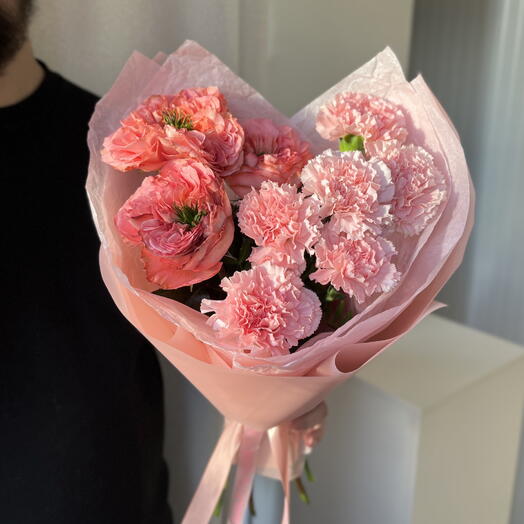Букет «Экзотика» из пионовидных роз и диантусов 🌸