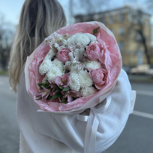 Букет нежный из хризантем, альстромерий, розы Джульетта