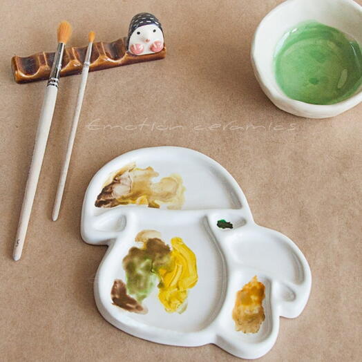 Conjunto de artista. La paleta de cerámica "Setas" y el soporte para pinceles con un erizo es beige. Trabajo manual