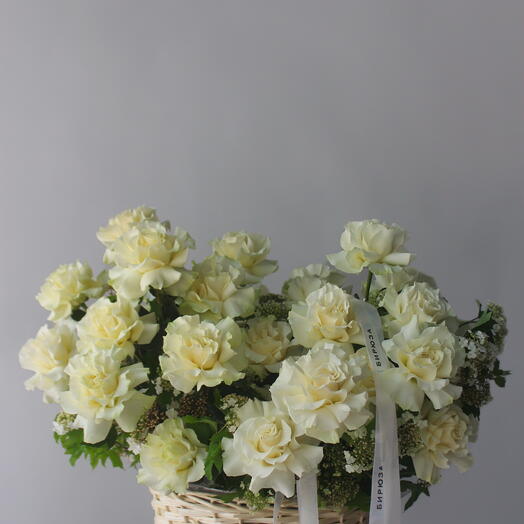 Корзина с розами Мондиаль и бирючиной 17