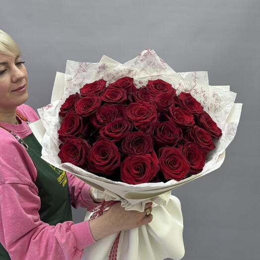 Букет из 23 шт. стойких красных роз в нежной упаковке
