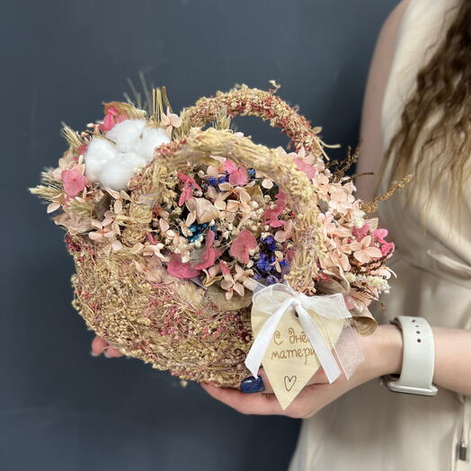 Сухоцветы в корзине на «День матери»