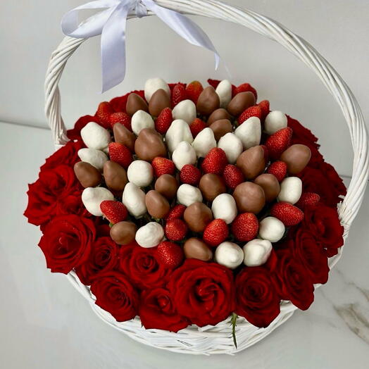 Корзина с розами и ассорти клубники