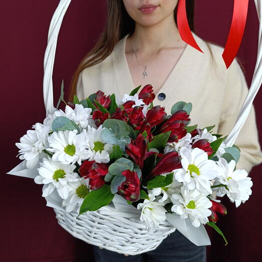 Плетеная корзинка с хризантемой, эвкалиптом и альстромерией