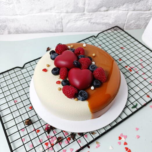 Муссовый торт с сердечками и ягодами в подарок