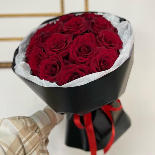 15 Эквадорских роз в оформлении🌹