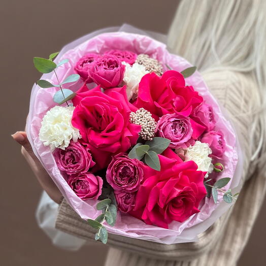 Lady pink. Букет с пионовидными кустовыми розами, диантусами, французкими розами, озотамнусом и эвкалиптом