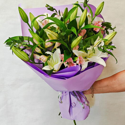 Белые лилии с альстромериями и эвкалиптом