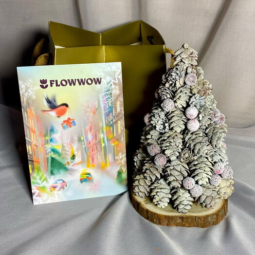 Новогодняя декоративная ёлка из шишек