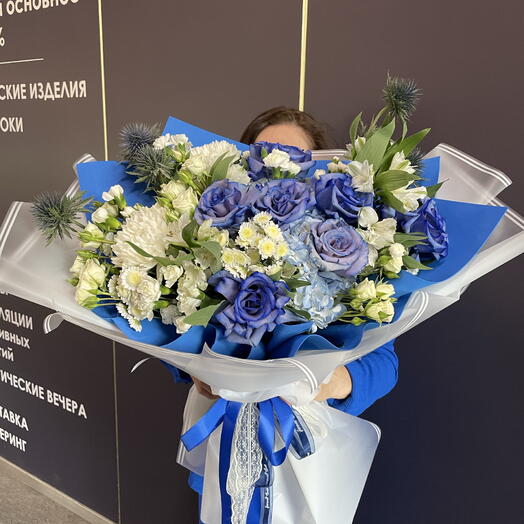 Букет из синих роз с другими цветами