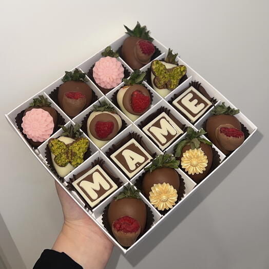 Клубника в шоколаде с корпусными шоколадками «МАМЕ»