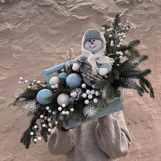 Новогодняя композиция в деревянном ящике со снеговиком ручной работы