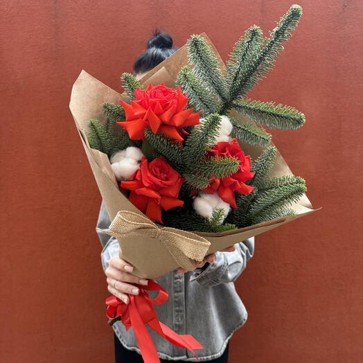 Новогодний букет из нобилиса, французских роз и хлопка