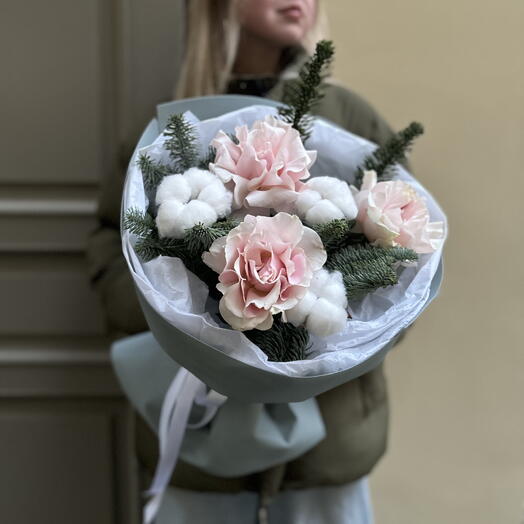 «Ласковый мороз» авторский букет из роз, хлопка и нобилиса