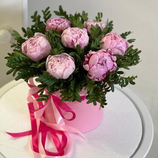 Пионы розовые в шляпной коробке