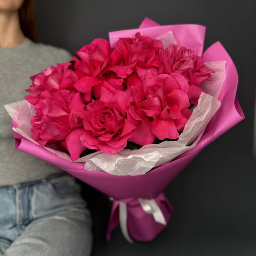 Bouquet of 7 French roses in bright pink wrapping