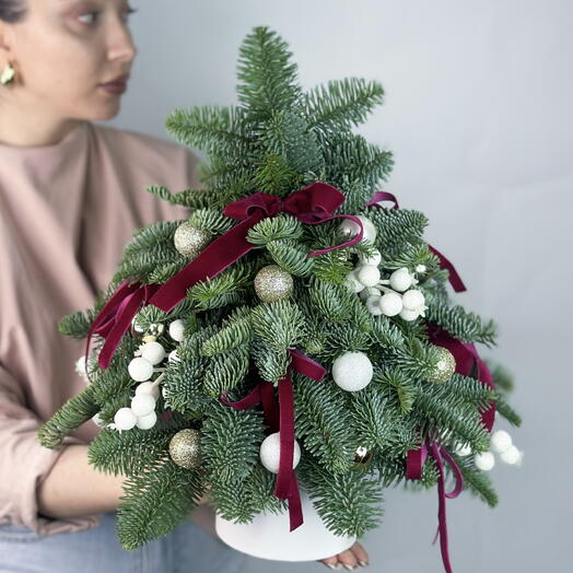 Елочка из нобилиса с новогодним декором