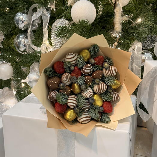 Новогодний букет из клубники в шоколаде