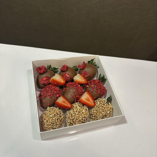 Клубника в шоколаде оригинальный подарочный набор «Малиновая феерия»