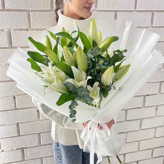 Стильный premium букет из 5 лилий и ароматного эвкалипта