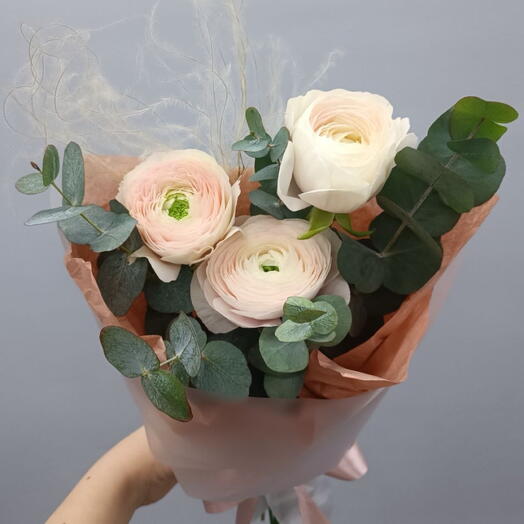 Букет комплимент Ранункулюсы с эвкалиптом