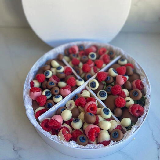 Набор Тэсс  клубника малина голубика в шоколаде в круглой коробка 25 см коробочке