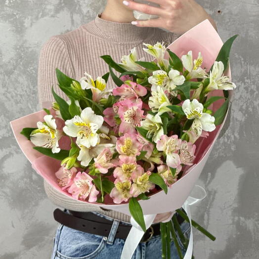 Нежный букет из белых и розовых альстромерий🌸🤍