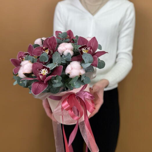 Орхидеи с эвкалиптом в коробке