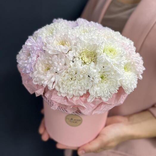 Цветы в коробке из разноцветной хризантемы «Пироженка»