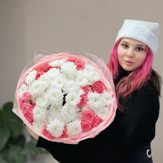 Букет с кустовой розой «Барбадос» и хризантемами
