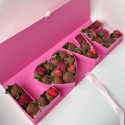 Коробка клубники в шоколаде LOVE для девушки