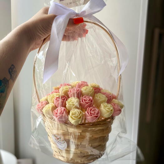 Букет из шоколадных роз в корзине