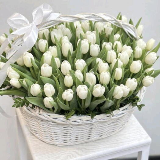 Корзина с белыми тюльпанами