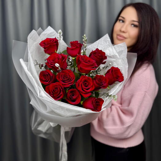 Букет из 13 красных роз