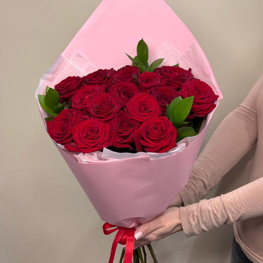 Красные розы с нежными веточками