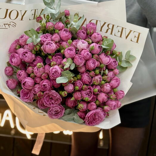 25 пионовидных роз с эвкалиптом