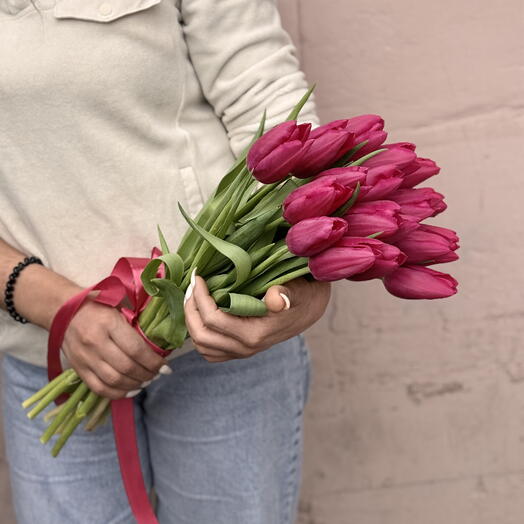 Тюльпаны малиновые