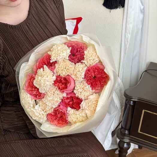 Стильный букет с пионовидными розами